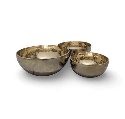 סט של שלוש קערות טיבטיות עבודת יד - Hand-Hammered Tibetan Singing Serenity Set